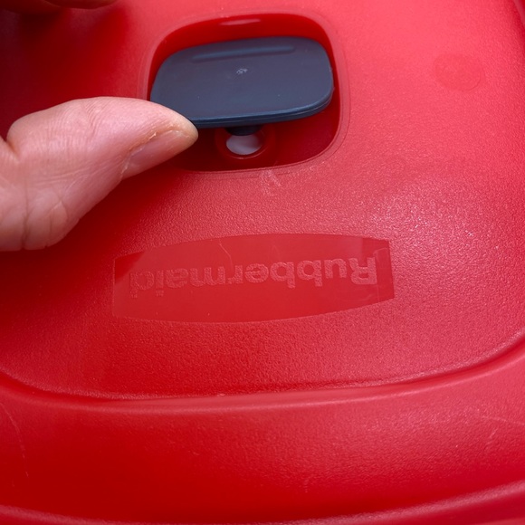NWT 2 Rubbermaid Red Storage 5 Cup Containers With Vented Lids For Steaming - Picture 5 of 5